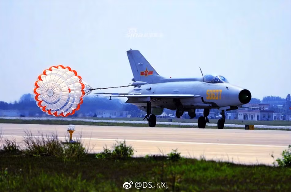 Lên tới mẫu tiêm kích J-7 - phiên bản nội địa do Trung Quốc tự sản xuất dựa trên mẫu MiG-21 của Liên Xô, dù hãm tốc càng được ưu tiên hơn nhiều vì loại tiêm kích này có tốc độ và động năng quá lớn, cần hệ thống hãm gió cực kỳ chuẩn xác để có thể "dừng cương". Nguồn ảnh: Sina.