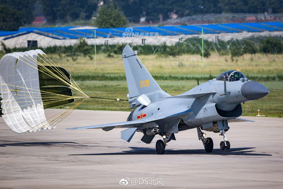 Từ J-8II, kiểu dù hãm vuông dường như được Không quân Trung Quốc sử dụng với số lượng nhiều hơn thay vì loại dù hãm hạ cánh tròn như thông thường. Chiến đấu cơ J-10 cũng là một trong những chiến đấu cơ hiện đại duy nhất ngày nay của Trung Quốc chỉ sử dụng một dù hãm đơn duy nhất. Nguồn ảnh: Sina.