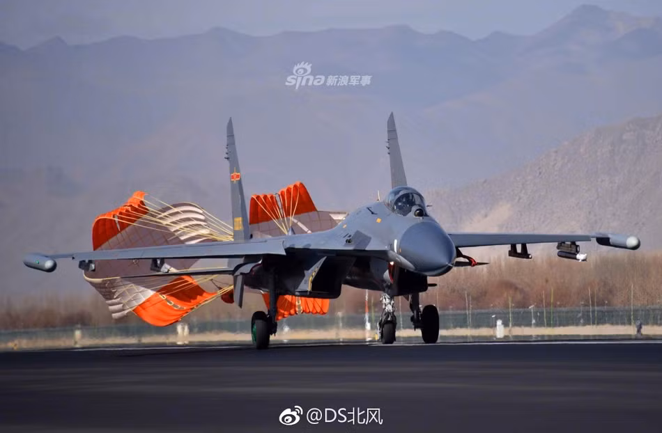 Các loại chiến đấu cơ được phát triển từ phiên bản J-11 - mẫu chiến đấu cơ Trung Quốc sao chép trái phép từ bản Su-27 của Liên Xô và Nga mà không được đồng ý đều sử dụng hai dù hãm tốc cho mỗi pha hạ cánh. Nguồn ảnh: Sina.