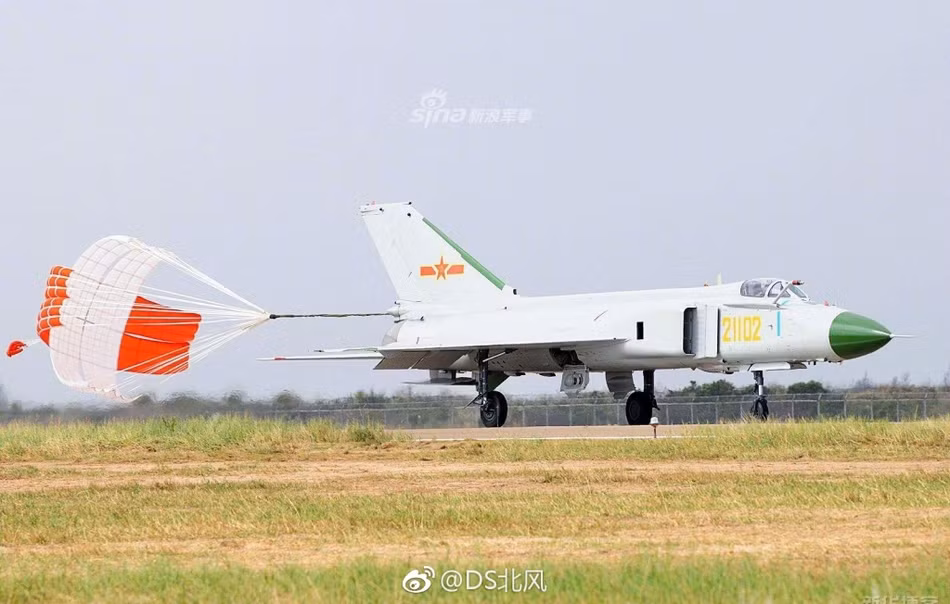 Chiến đấu cơ đánh chặn J-8II của Không quân Trung Quốc lại có kiểu thiết kế dù giảm tốc khác hoàn toàn với những loại dù hãm tốc được sử dụng trên các chiến đấu cơ trước đó. Nguồn ảnh: Sina.