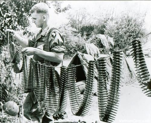 Hiểu được điều này, CIA đã bí mật đặt làm hàng chục nghìn viên đạn nhồi thuốc nổ thay vì thuốc súng như thông thường. Khi bắn, viên đạn sẽ nổ ngay trong nòng, làm hỏng súng thậm chí là giết chết xạ thủ. CIA tin rằng, họ có thể làm tiêu hao sinh lực của quân giải phóng và du kích miền Nam Việt Nam bằng cách này. Nguồn ảnh: Pinterest.