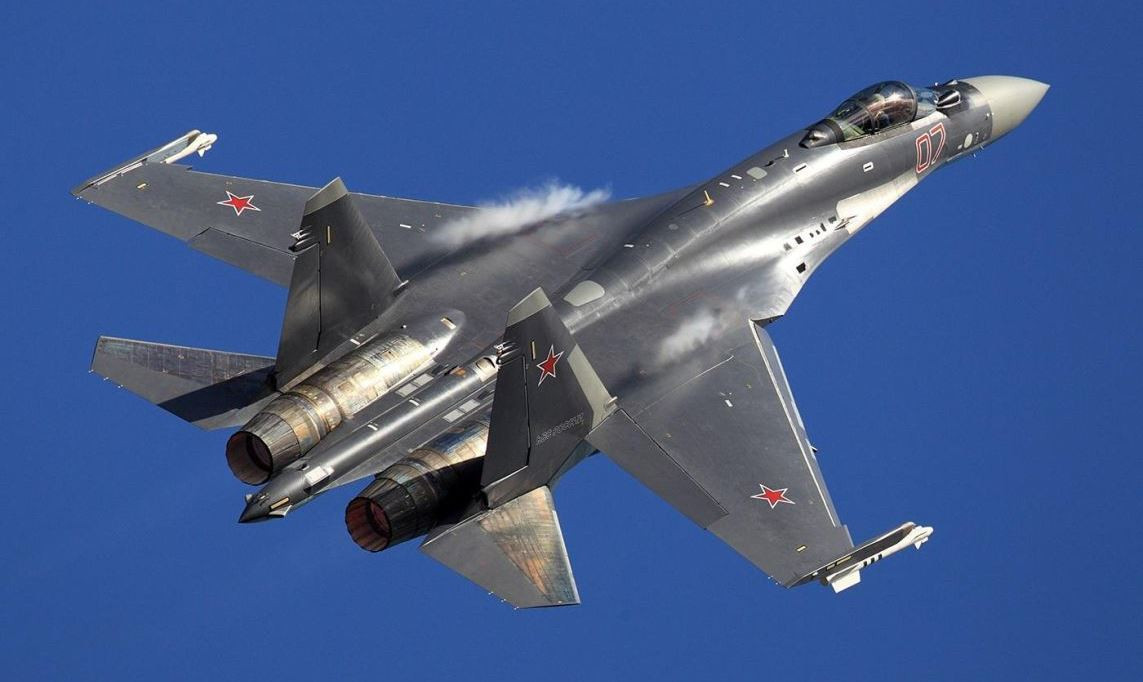 Thứ duy nhất mà Su-35S không bằng Su-57 chính là khả năng tàng hình của nó. Còn lại, từ động cơ cho tới hoả lực và thiết bị cảm biến, gần như S-35S tương đương hoặc chỉ kém hơn đôi chút so với Su-57. Nguồn ảnh: RTBH.