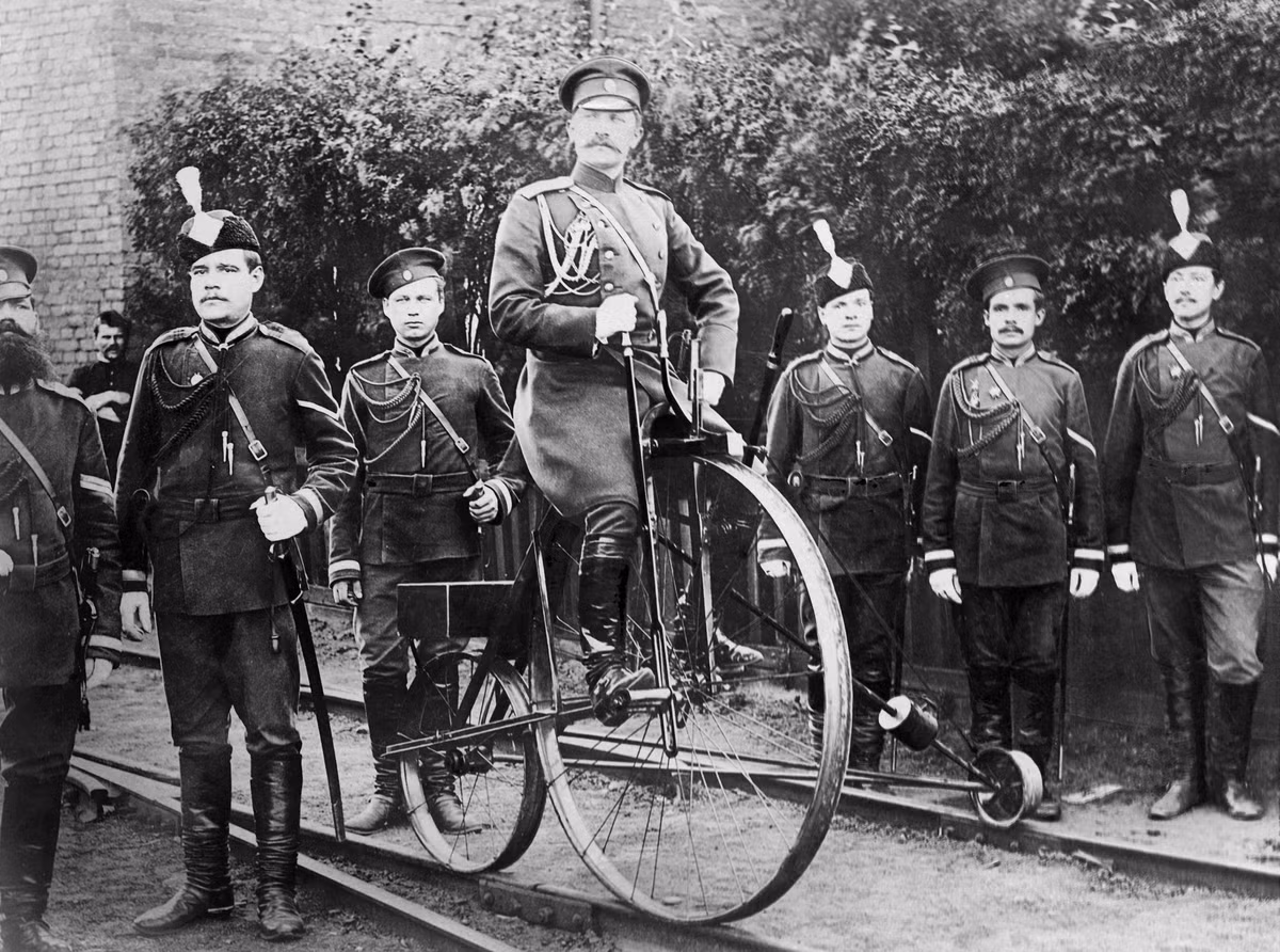 Tới những năm 1860, lực lượng cảnh sát Nga bắt đầu được hiện đại hoá dưới thời vua Alexander II. Ảnh: Lực lượng cảnh sát đường tàu của Nga với thiết bị chuyên biệt có thể giúp họ di chuyển trên đường tàu với tốc độ của xe đạp. Nguồn ảnh: RBTH.
