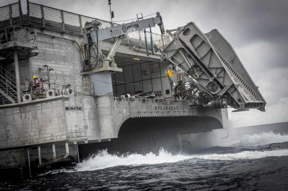 Do là một loại phương tiện vận tải, vũ trang của EPF là rất hạn chế với chỉ một vài khẩu súng máy cỡ nòng 12,7 mm gắn xung quanh tháp chỉ huy của tàu. Tuy nhiên với tốc độ cực nhanh của mình, EPF có thể dễ dàng "lách" qua những khu vực nguy hiểm một cách dễ dàng trước khi bị đối phương phát hiện. Nguồn ảnh: Sina.