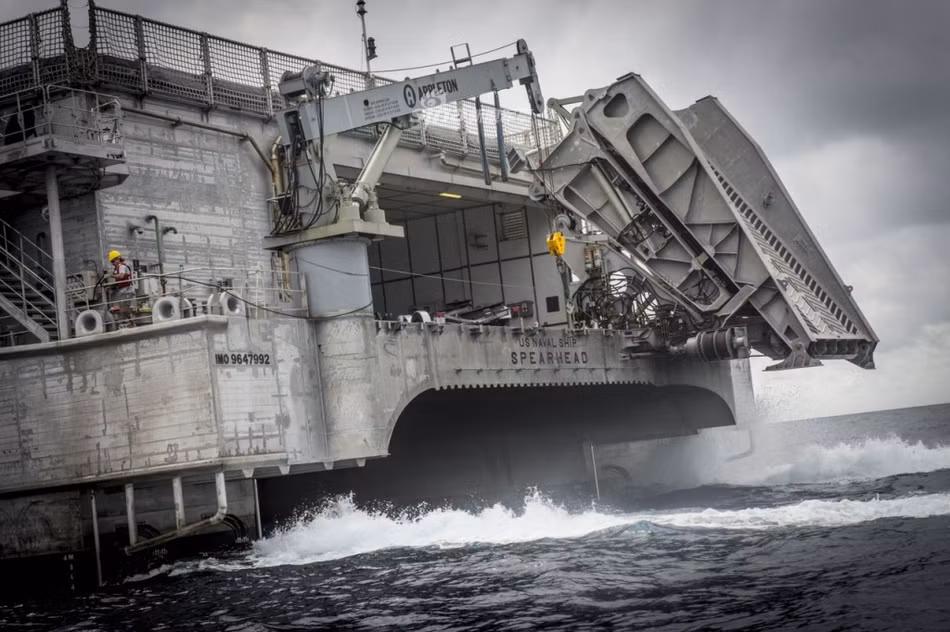 Do là một loại phương tiện vận tải, vũ trang của EPF là rất hạn chế với chỉ một vài khẩu súng máy cỡ nòng 12,7 mm gắn xung quanh tháp chỉ huy của tàu. Tuy nhiên với tốc độ cực nhanh của mình, EPF có thể dễ dàng "lách" qua những khu vực nguy hiểm một cách dễ dàng trước khi bị đối phương phát hiện. Nguồn ảnh: Sina.