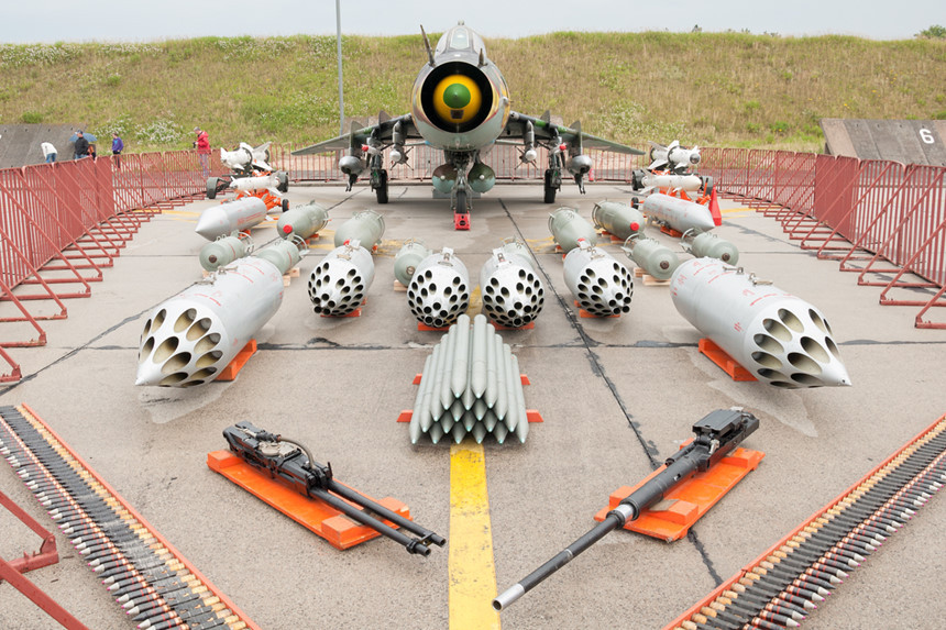 Các điểm treo trên Su-22 có thể mang được cả thùng dầu phụ để tăng tầm bay tuần tra, chiến đấu. Trong ảnh, Su-22 huấn luyện với 2 thùng dầu phụ. Nguồn ảnh: Airforce.