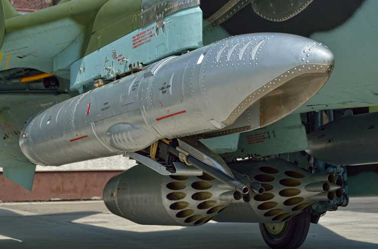 Ngoài ra, các giá treo vũ khí của Su-22 còn mang được các gunpod SPPU-22-01 (thùng chứa cơ cấu súng máy + đạn). Nguồn ảnh: Aviaworld.