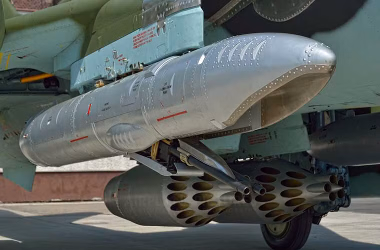 Ngoài ra, các giá treo vũ khí của Su-22 còn mang được các gunpod SPPU-22-01 (thùng chứa cơ cấu súng máy + đạn). Nguồn ảnh: Aviaworld.