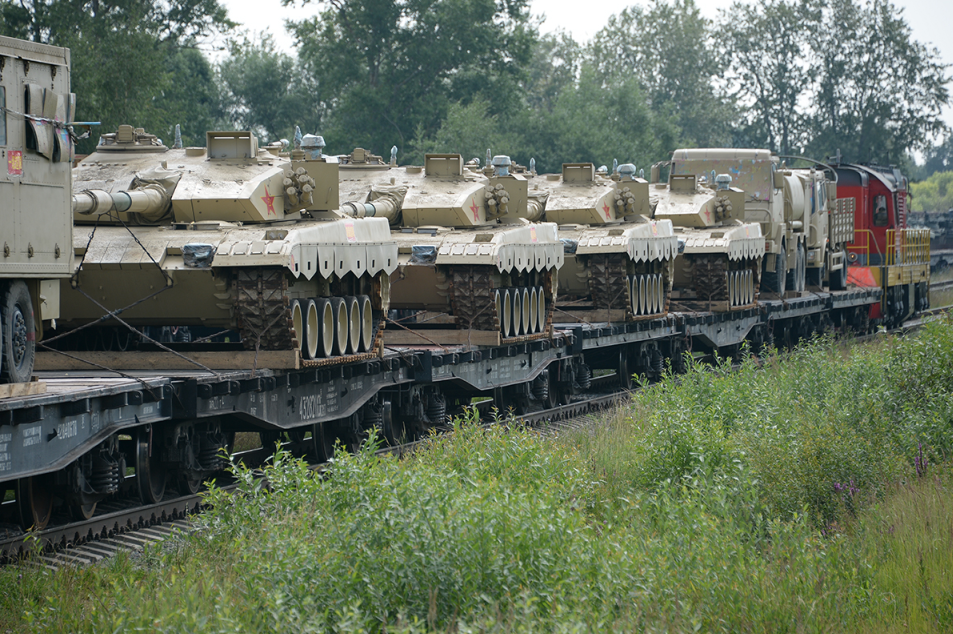 Bốn chiếc xe tăng này được Trung Quốc chuyển tới Nga bằng đường sắt, trong khi đó linh kiện thay thế, phụ tùng bảo dưỡng và kíp chiến đấu được di chuyển bằng đường hàng không. Nguồn ảnh: Bộ Quốc phòng Nga.