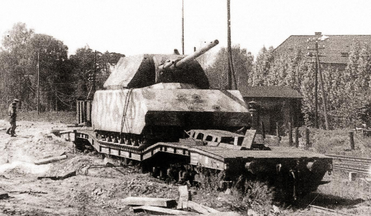 Loại xe tăng hạng siêu nặng này nặng tới 188 tấn, dài 10,2 mét, rộng 3,71 mét và cao tới 3,63 mét. Do quá tốn chi phí để sản xuất, chỉ có duy nhất hai chiếc được ra đời. Trong đó một chiếc không hoàn thiện và chỉ có khung gầm xe chứ chưa có tháp pháo. Nguồn ảnh: Tankenc