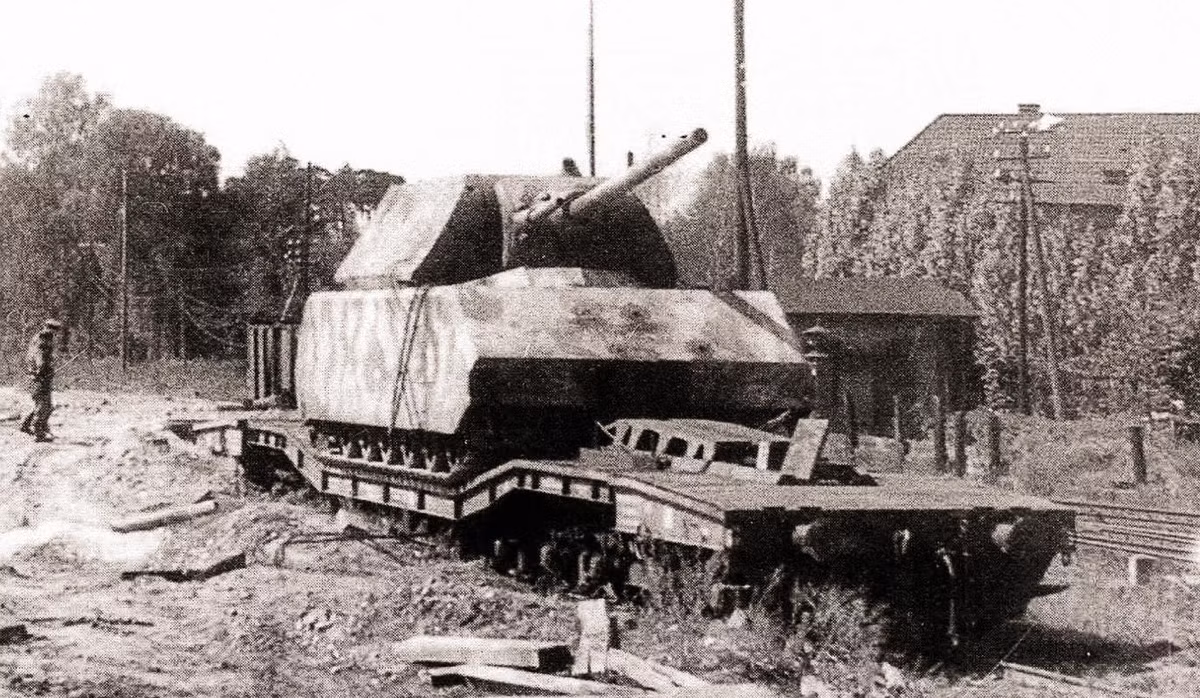 Loại xe tăng hạng siêu nặng này nặng tới 188 tấn, dài 10,2 mét, rộng 3,71 mét và cao tới 3,63 mét. Do quá tốn chi phí để sản xuất, chỉ có duy nhất hai chiếc được ra đời. Trong đó một chiếc không hoàn thiện và chỉ có khung gầm xe chứ chưa có tháp pháo. Nguồn ảnh: Tankenc