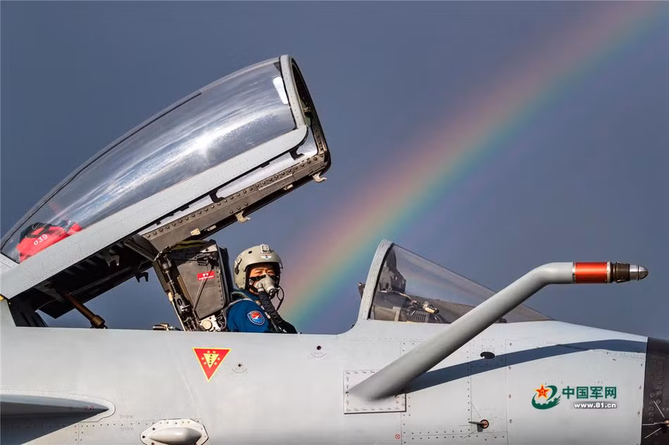 Được biết, phi đội máy bay trên của Trung Quốc đã thực hiện hành trình bay trực tiếp từ Trung Quốc sang Nga, trong đó chỉ có mình máy bay ném bom H-6K thực hiện hành trình bay thẳng dài 5.000km. Đây cũng là lần đầu tiên máy bay ném bom chiến lược tầm xa của Trung Quốc tới một quốc gia khác. Nguồn ảnh: 81cn.