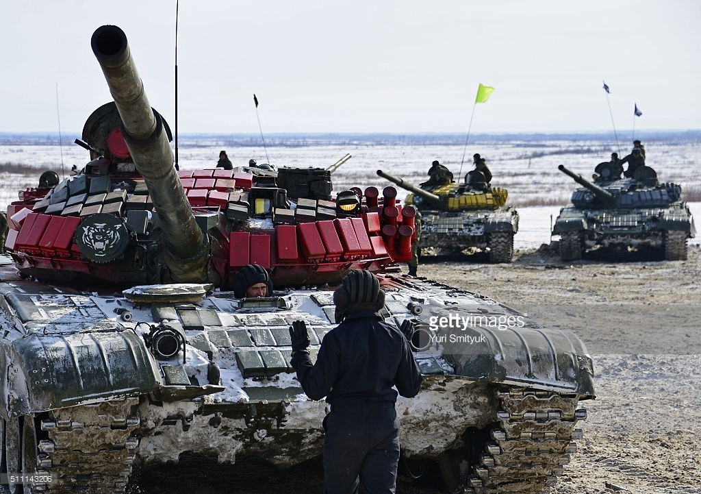 T-72 được trang bị với một khẩu pháo 125mm loại 2A46. Đây là khẩu pháo nòng trơn, có khả năng bắn ra nhiều loại đạn khác nhau. Kèm theo đó là hoả lực súng máy 7,62mm đồng trục và một khẩu súng máy 12,7mm đặt trên nóc xe có khả năng bắn phòng không. Nguồn ảnh: Gettyimg.