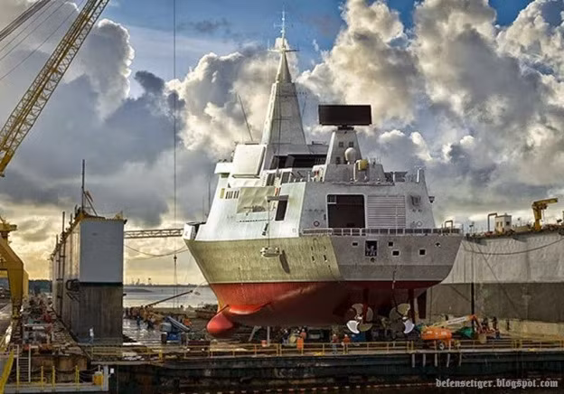 Giống với nhiều loại khu trục hạm hiện đại khác, Type 055 cũng có khả năng mang theo trực thăng và số lượng tối đa nó có thể mang theo là hai chiếc. Thông thường, Type 055 sẽ hoạt động với 2 chiếc trực thăng cảnh báo sớm loại Harbin Z-9C hoặc Changhe Z-18F. Nguồn ảnh: Defensetiger.