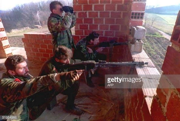 Ban đầu, Quân đội Nhân dân Nam Tư tìm cách bảo vệ sự thống nhất và toàn vẹn lãnh thổ của quốc gia này nên đã tìm cách đàn áp các chính phủ ly khai thuộc các nước cộng hoà tự xưng đòi tách ra độc lập. Nguồn ảnh: Gettyimg.