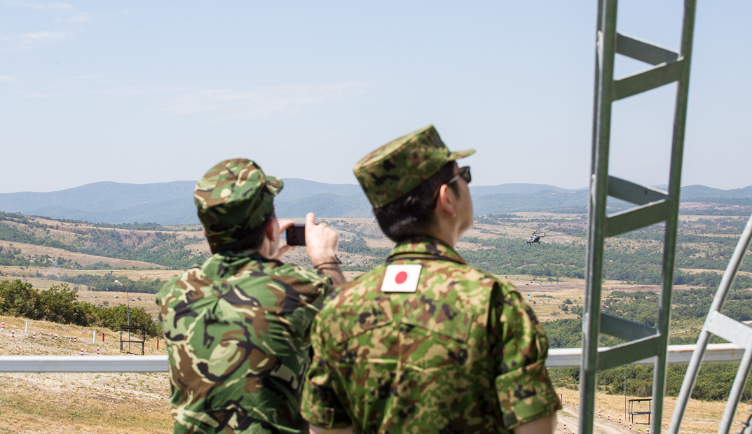 Trong ảnh là một tùy viên quân sự Nhật Bản và Bulgarian quan sát cuộc tập trận. Nguồn ảnh: Milru.