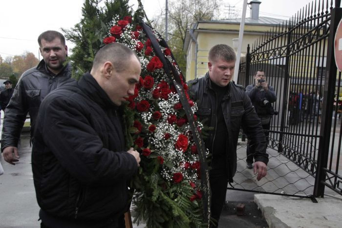 Thành viên băng đảng xã hội đen mang vòng hoa đến tang lễ của ông trùm Vyacheslav Ivankov vào năm 2009. Ảnh: ABC.