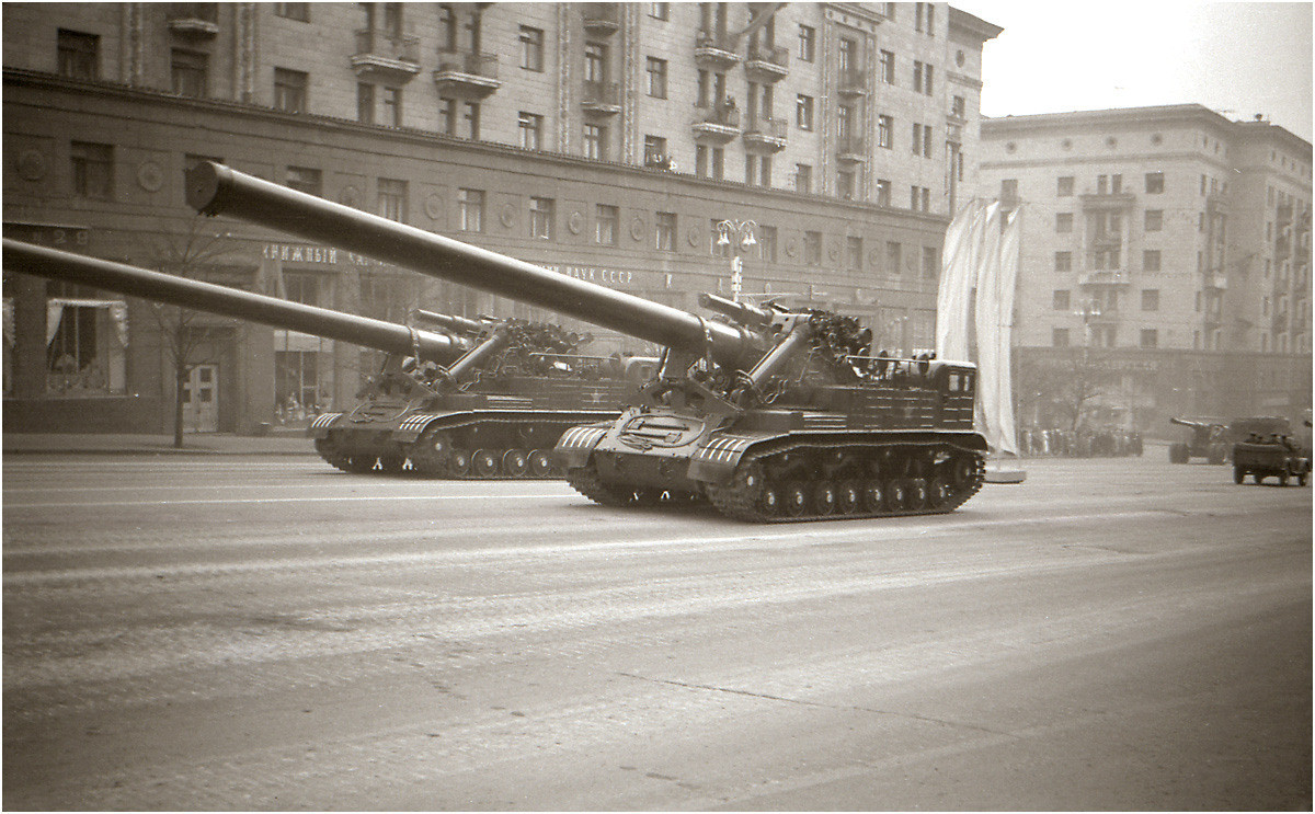 Đó là khẩu pháo tự hành có cỡ nòng lên tới 420mm mang tên 2B1 Oka. Đây được coi là loại pháo có cỡ nòng lớn bậc nhất và sức mạnh huỷ diệt mạnh nhất mà Liên Xô từng phát minh ra. Nguồn ảnh: Warhistory.