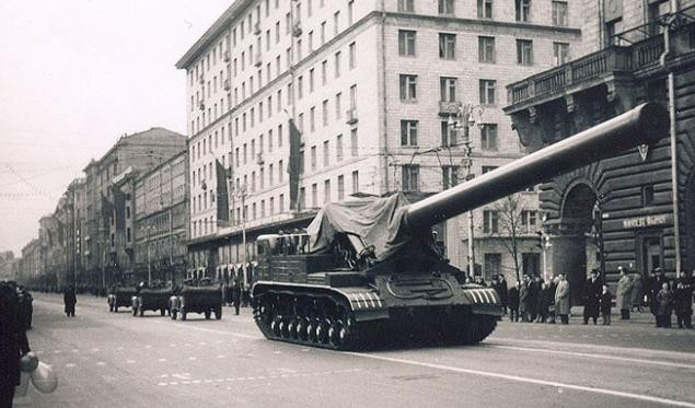 Mặc dù theo thiết kế, các loại pháo tự hành hạt nhân chiến thuật này có thể bắn liên tục nhiều phát. Tuy nhiên theo học thuyết chiến tranh hạt nhân với vũ khí chiến thuật thời bấy giờ của Liên Xô, các loại pháo tự hành này không cần phải bắn tới phát thứ hai mà thường chỉ cần khai hoả một viên duy nhất. Nguồn ảnh: Warhistory.