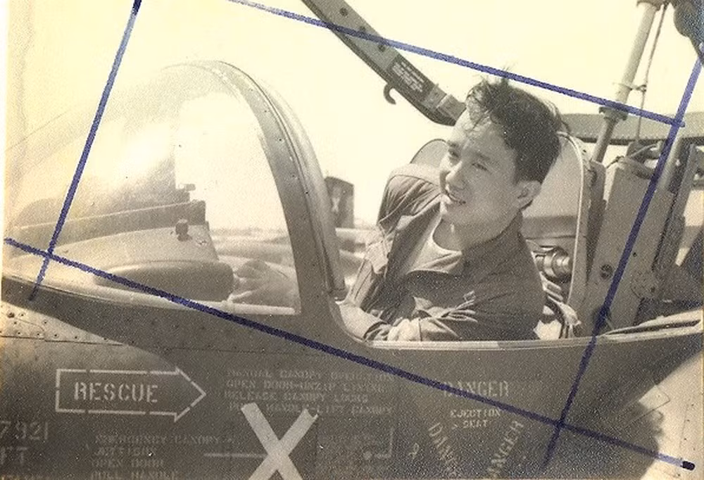 Chỉ tốn hai ngày học chuyển loại cấp tốc, Phi đội Quyết Thắng của Không quân Việt Nam đã được thành lập bao gồm biên chế 5 chiếc A-37 trong đó có chiếc số hiệu 68-7921 của phi công Nguyễn Thành Trung - lúc này đã về với phía Quân giải phóng tham gia thực hiện nhiệm vụ. Nguồn ảnh: QDND.