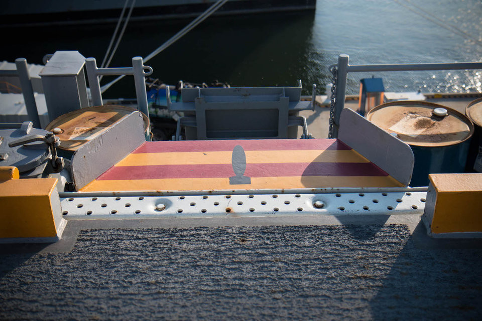 Rãnh thải bom mang tên Bomb Jettison Ramps. Kể từ sau vụ tai nạn năm 1967 trên tàu sân bay US Forrestal khi bom trên máy bay phát nổ, rãnh thải bom này đã được ra đời để phi hành đoàn và nhân viên trên tàu sân bay có thể thả bom, tên lửa theo rãnh này thẳng xuống biển, tránh phát nổ trên đường băng. Nguồn ảnh: BI.