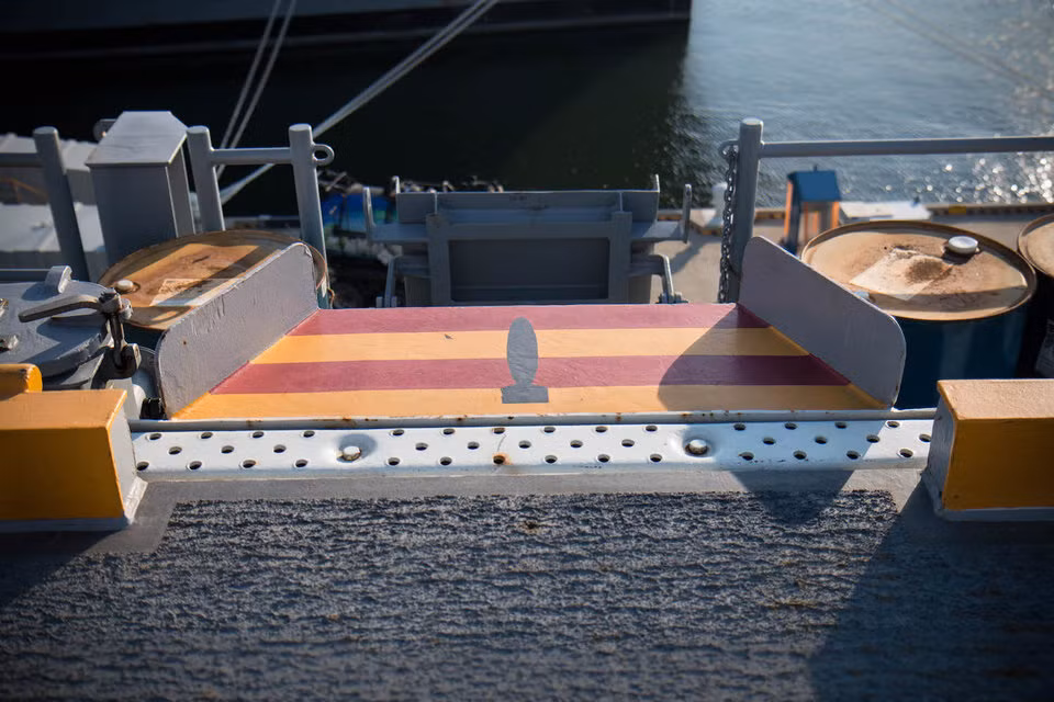 Rãnh thải bom mang tên Bomb Jettison Ramps. Kể từ sau vụ tai nạn năm 1967 trên tàu sân bay US Forrestal khi bom trên máy bay phát nổ, rãnh thải bom này đã được ra đời để phi hành đoàn và nhân viên trên tàu sân bay có thể thả bom, tên lửa theo rãnh này thẳng xuống biển, tránh phát nổ trên đường băng. Nguồn ảnh: BI.