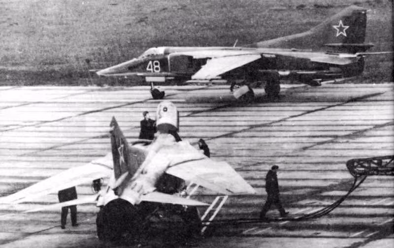 Mặc dù vậy, do Su-25 đã tỏ ra quá vượt trội và vị thế của MiG-27 dần lu mờ. Tới ngày nay, toàn bộ các máy bay MiG-27 trong biên chế của Nga và Ukraine đã bị cho về hưu. Ấn Độ vẫn tiếp tục sử dụng loại chiến đấu cơ này nhờ việc được Liên Xô chuyển giao công nghệ lắp ráp trong quá khứ tuy nhiên tới ngày 29/12/2017 vừa qua, chiếc MiG-27 cuối cùng của Ấn Độ cũng được cho nghỉ hưu. Nguồn ảnh: Pinterest.