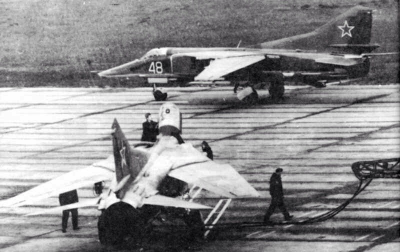 Mặc dù vậy, do Su-25 đã tỏ ra quá vượt trội và vị thế của MiG-27 dần lu mờ. Tới ngày nay, toàn bộ các máy bay MiG-27 trong biên chế của Nga và Ukraine đã bị cho về hưu. Ấn Độ vẫn tiếp tục sử dụng loại chiến đấu cơ này nhờ việc được Liên Xô chuyển giao công nghệ lắp ráp trong quá khứ tuy nhiên tới ngày 29/12/2017 vừa qua, chiếc MiG-27 cuối cùng của Ấn Độ cũng được cho nghỉ hưu. Nguồn ảnh: Pinterest.