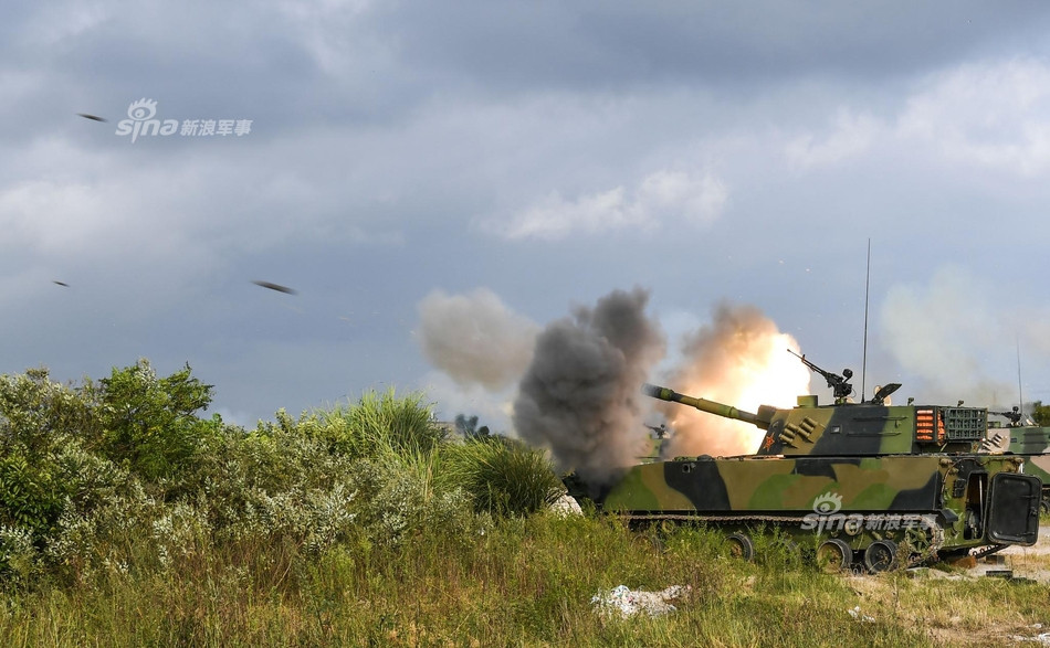 Giống với nhiều loại pháo tự hành hiện đại khác của Trung Quốc, pháo tự hành PLZ-07 có độ nâng - hạ nòng tương đương với tối đa 70 độ và thấp nhất là -3 độ. Nguồn ảnh: Sina.