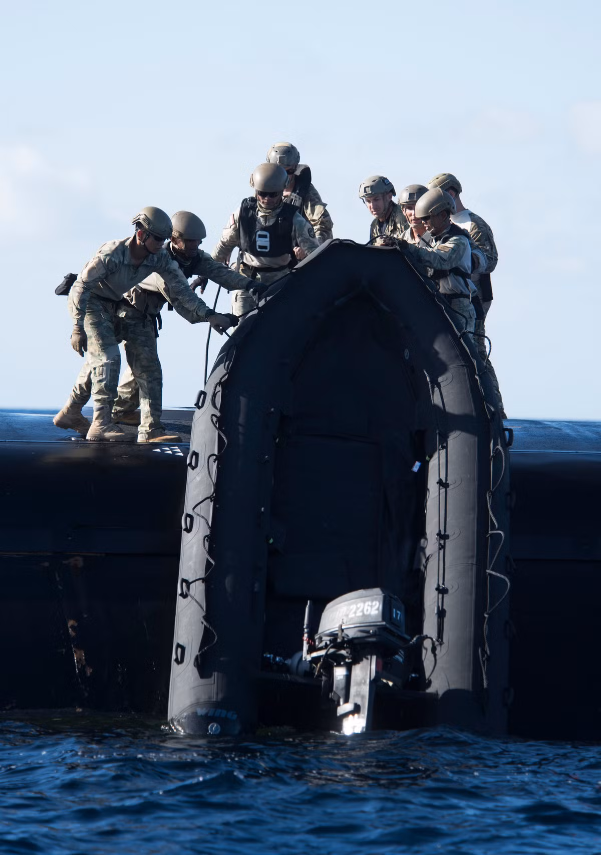 Đổ bộ bằng tàu ngầm là cách thức đổ bộ đảm bảo được tính bí mật của lực lượng tham gia trong quá trình đổ bộ và cả trong quá trình di chuyển đến địa điểm đổ bộ. Nguồn ảnh: USnavy.