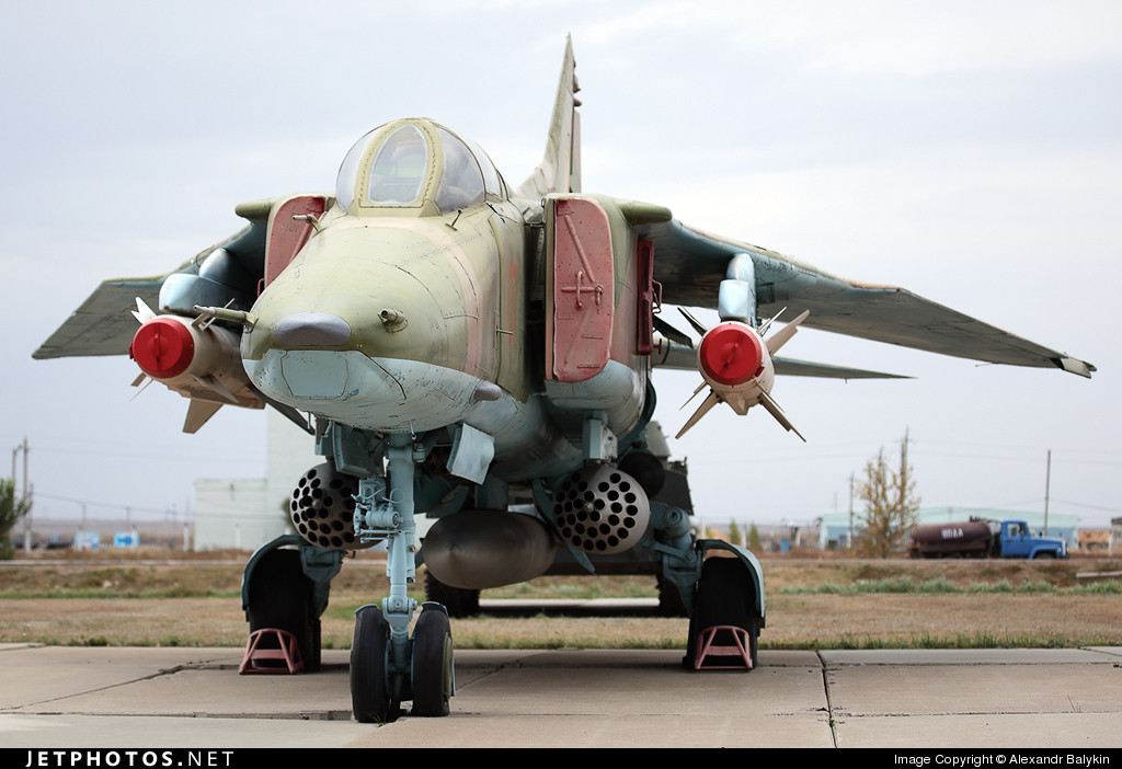 Cường kích cơ MiG-27 còn có thể mang theo một loạt các loại bom bao gồm tối đa 6 quả bom 500 kg hoặc 4 pod gắn pháo phản lực phóng loạt loại UB-32-57, mỗi pod giữ được 32 quả pháo phản lực loại S-5, mỗi loại pháo phản lực S-5 lại có tới 9 loại đầu đạn khác nhau, mỗi loại đầu đạn phù hợp với một loại giáp xe tăng khác nhau. Nguồn ảnh: Jetphoto.