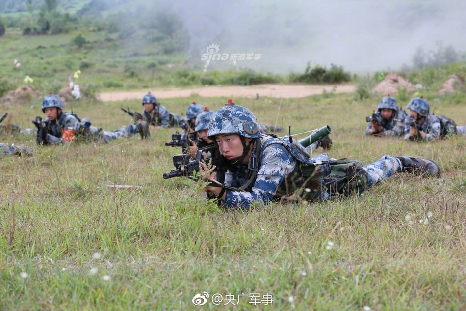 Bên trên đỉnh mũ được gắn một thiết bị tạo khói màu đặc biệt. Khi người lính bị "bắn trung" bởi đèn lade của đối phương, thiết bị tạo khói màu này sẽ được kích hoạt và xì khói đỏ, báo hiệu đối phương đã bị bắn hạ. Nguồn ảnh: Sina.