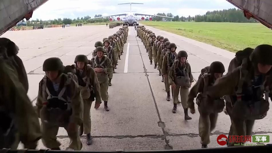 Tuy nhiên trong quá trình thả quân, Il-76 thường chỉ bay ở độ cao từ 700-800 mét. Nguồn ảnh: Huanqiu.