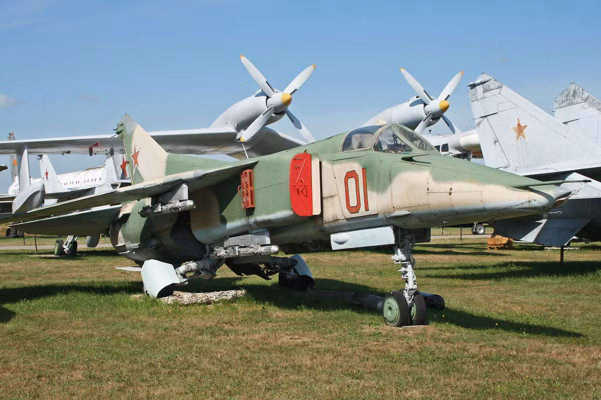 Trong khi Su-25 được thiết kế phục vụ cho các nhiệm vụ cường kích nói chung thì MIG-27 - lại được thiết kế riêng biệt để phục vụ cho các nhiệm vụ chống tăng. MiG-27 làm tốt đến nỗi, cả phía Liên Xô lẫn phương Tây đều phải gật đầu công nhận nó là sát thủ diệt tăng. Nguồn ảnh: Ynef.