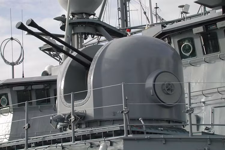 Điều khá bất ngờ là Việt Nam cũng sở hữu một biến thể của Dardo là Nobong 40mm do Hàn Quốc chế tạo dựa trên mẫu pháo của Italy và được trang bị trên tàu hộ vệ chống ngầm lớp Pohang của Hải quân Việt Nam. Nguồn ảnh: Hanwha.