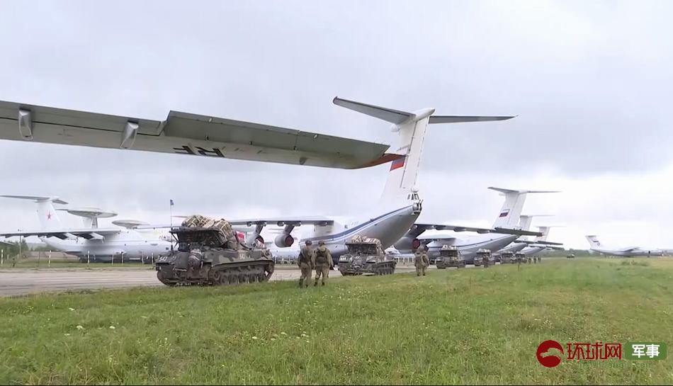 Cận cảnh các thiết giáp BMD-3 cùng hàng hoá được đưa lên vận tải cơ Il-76. Nguồn ảnh: Huanqiu.