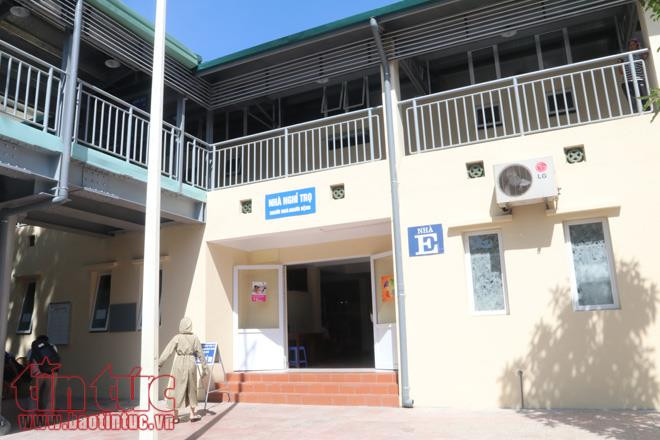 Bệnh viện Việt Đức đã đưa vào sử dụng khu nghỉ trọ giá rẻ cho người nhà bệnh nhân ngay trong khuôn viên của bệnh viện có tổng diện tích 800m2 gồm 224 giường nằm. Bệnh viện Việt Đức đã đưa vào sử dụng khu nghỉ trọ giá rẻ cho người nhà bệnh nhân ngay trong khuôn viên của bệnh viện có tổng diện tích 800m2 gồm 224 giường nằm.