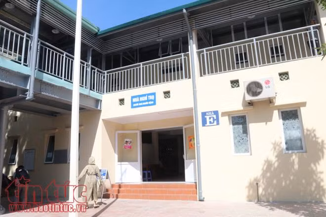 Bệnh viện Việt Đức đã đưa vào sử dụng khu nghỉ trọ giá rẻ cho người nhà bệnh nhân ngay trong khuôn viên của bệnh viện có tổng diện tích 800m2 gồm 224 giường nằm.