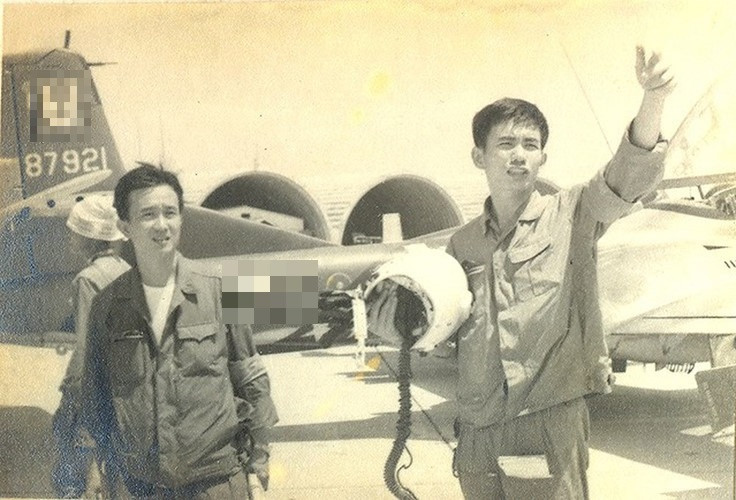 Nhiệm vụ được đề ra lúc này là thực hiện ném bom đánh phá đường băng của sân bay Tân Sơn Nhất, ngăn chặn các tiêm kích của đối phương cất cánh. Nguồn ảnh: QDND.