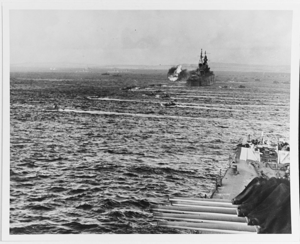 Tàu USS Indianapolis trong trận chiến đổ bộ xuongs đảo Aleutian thuộc quần đảo Iwo Jima của Nhật ở Thái Bình Dương. Nguồn ảnh: BI.