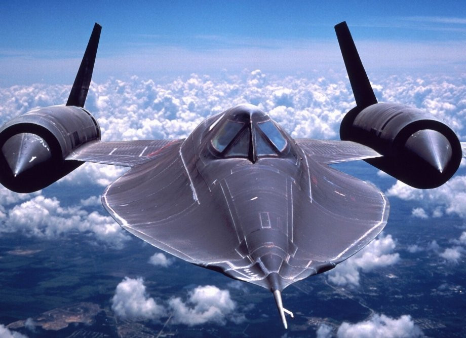 Hai động cơ của SR-71 thừa sức đưa nó vượt qua tốc độ Mach 3 và thậm chí là nhanh hơn nữa khi chạy hết công suất. Tuy nhiên do kết cấu của máy bay không thể chịu được tốc độ quá cao nên SR-71 thường cũng không bay với tốc độ Mach 3 mà chỉ vọt lên tốc độ này khi nó phát hiện ra đang bị truy đuổi hoặc đang bị ngắm bắn. Nguồn ảnh: Archive.