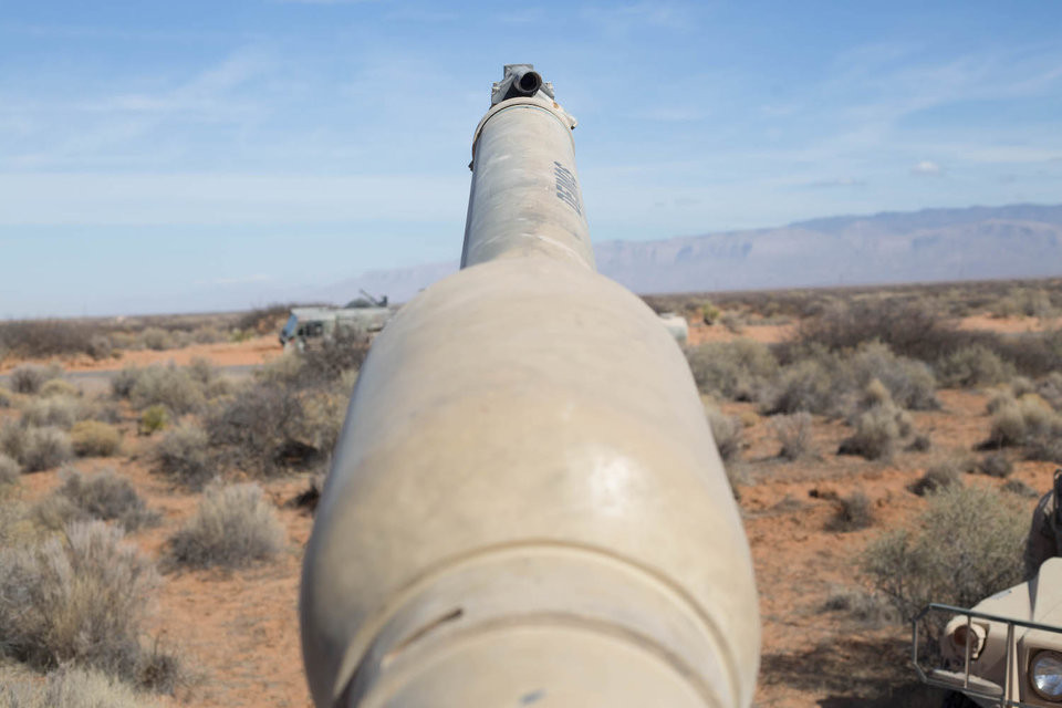 Cụ thể, phía Quân đội Mỹ khẳng định, nạp đạn viên dày dặn kinh nghiệm có thể cho tốc độ nạp đạn nhanh hơn nhiều so với hệ thống nạp đạn tự động trên các xe tăng Nga - vốn chỉ có tốc độ nạp đạn giới hạn không thể nhanh hơn. Nguồn ảnh: BI.