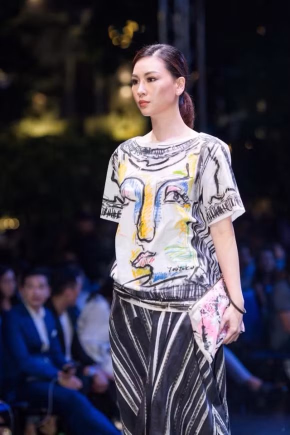 Người chị thứ hai của Khánh Linh là Phạm Phương Linh (21 tuổi). Phương Linh là gương mặt đã đoạt giải Á khôi Áo dài 2016 và là đại diện của Việt Nam tham dự cuộc thi Hoa hậu Quốc tế tổ chức tại Nhật Bản.