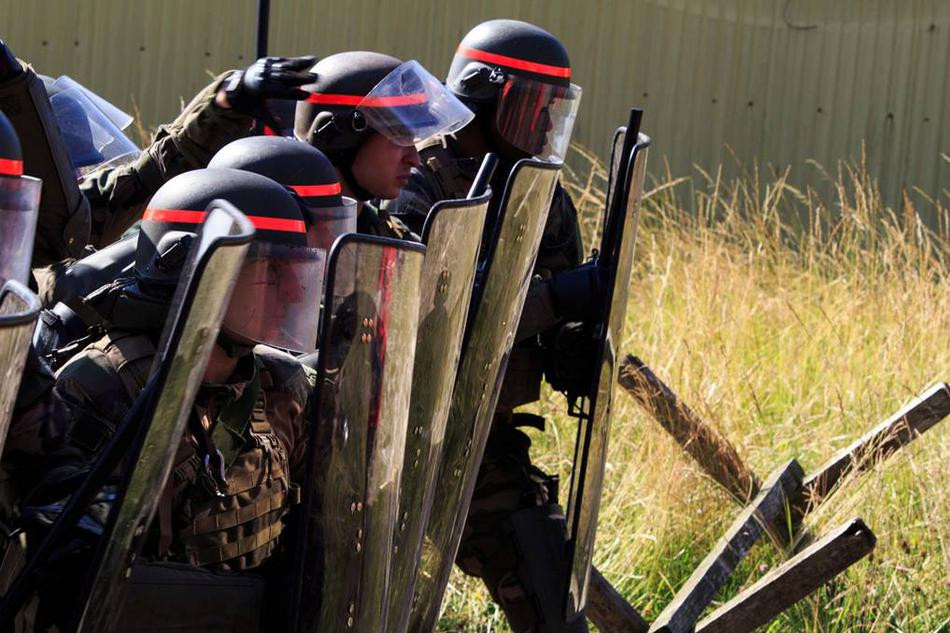 Đội hình chống bạo động quen thuộc của gần như mọi lực lượng thi hành pháp luật trên khắp thế giới. Nguồn ảnh: Sina.