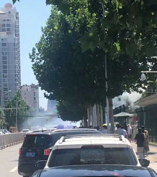 Vụ nổ lớn bên ngoài Đại sứ quán Mỹ ở Bắc Kinh, Trung Quốc diễn ra vào khoảng 13 giờ chiều ngày 26/7, rung chấn từ vụ nổ có thể được cảm nhận thấy ở khoảng cách vài toà nhà. Nguồn ảnh: Weibo.