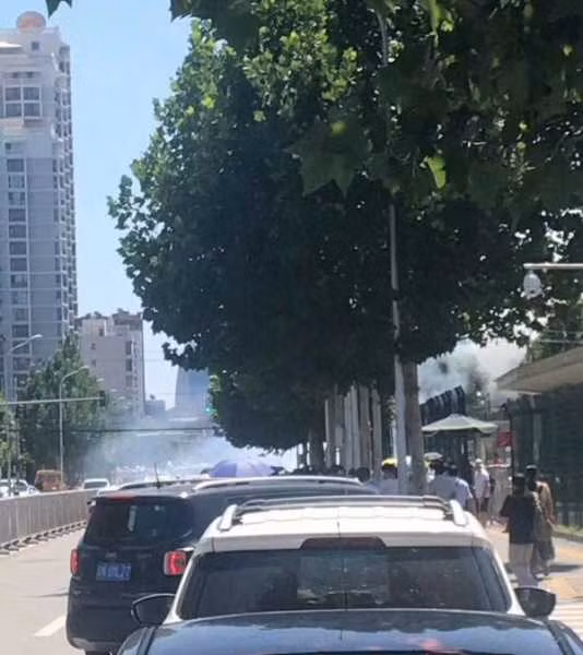 Vụ nổ lớn bên ngoài Đại sứ quán Mỹ ở Bắc Kinh, Trung Quốc diễn ra vào khoảng 13 giờ chiều ngày 26/7, rung chấn từ vụ nổ có thể được cảm nhận thấy ở khoảng cách vài toà nhà. Nguồn ảnh: Weibo.