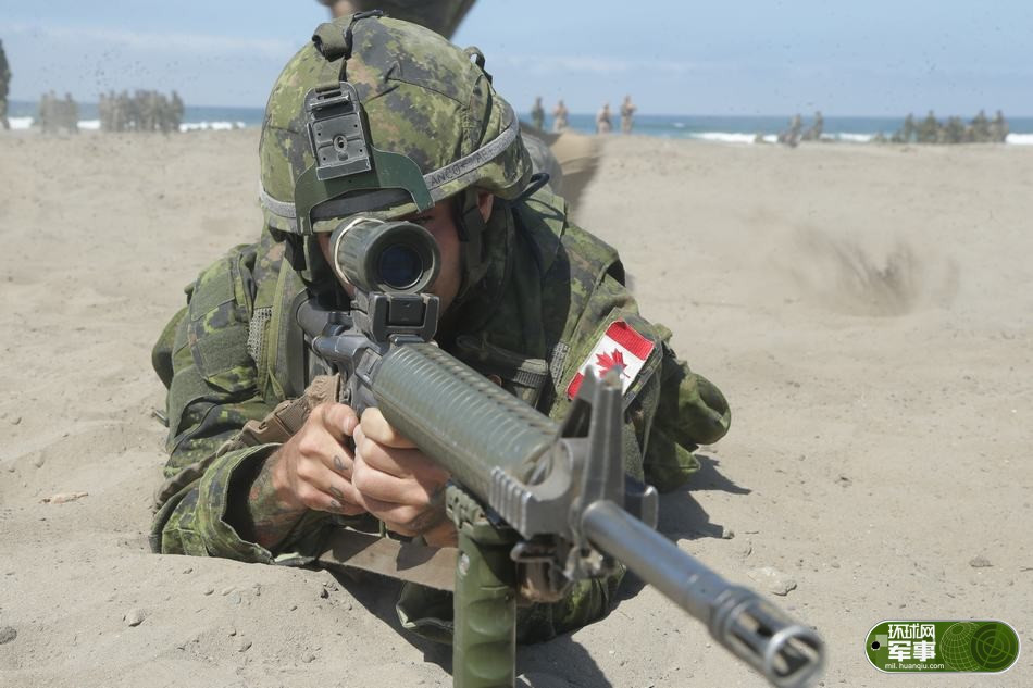 Trong cuối tháng 6 vừa qua, liên quân Mỹ - Canada đã có đợt diễn tập đổ bộ đường biển quy mô lớn nằm trong khuôn khổ cuộc tập trận Vành đai Thái Bình Dương - 2018 "RIMPAC - 2018" với sự tham gia của hàng trăm binh sĩ cùng nhiều loại phương tiện chiến đấu khác nhau. Nguồn ảnh: Junshi.