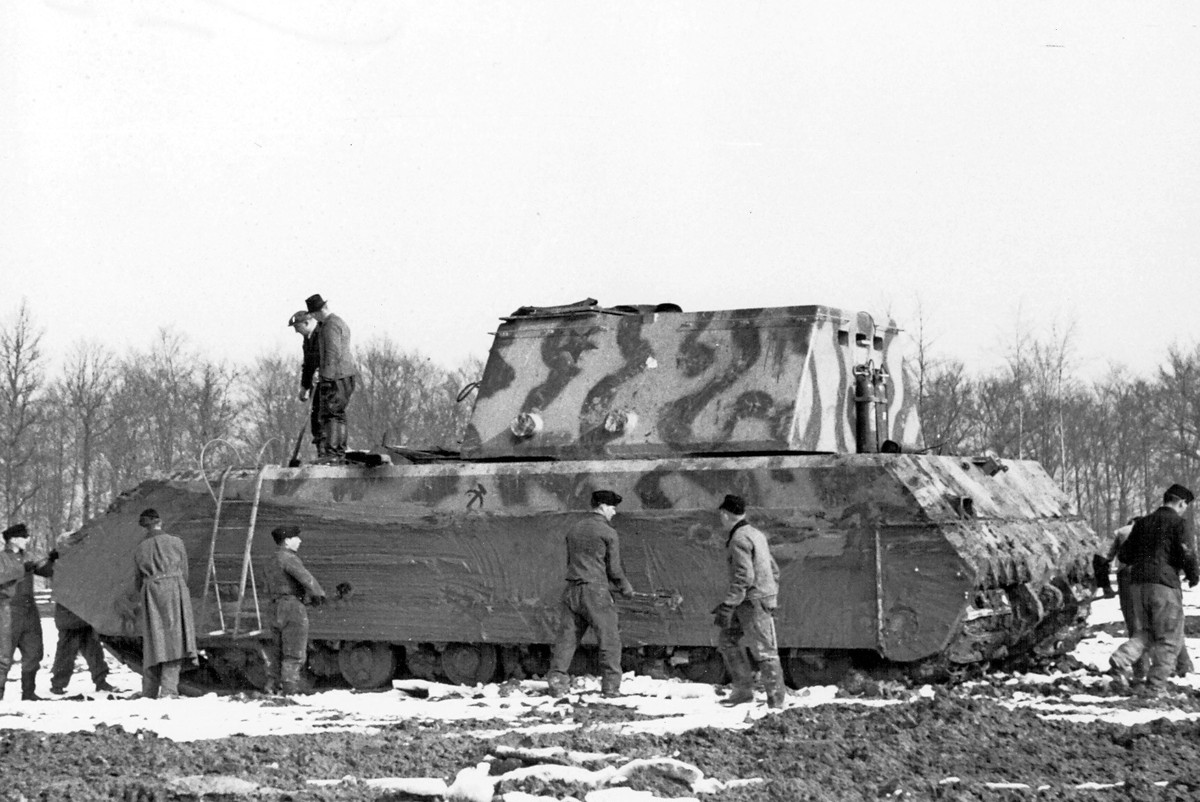 Trọng lượng siêu nặng của xe tăng Panzer VIII Maus giúp nó có lớp giáp được coi là "không thể xuyên thủng". Cụ thể, lớp giáp của Maus có ở chỗ dày nhất lên tới 220 mm, chỗ mỏng nhất ở phía sau thân xe cũng dày tới 150mm. Nguồn ảnh: Tankern.