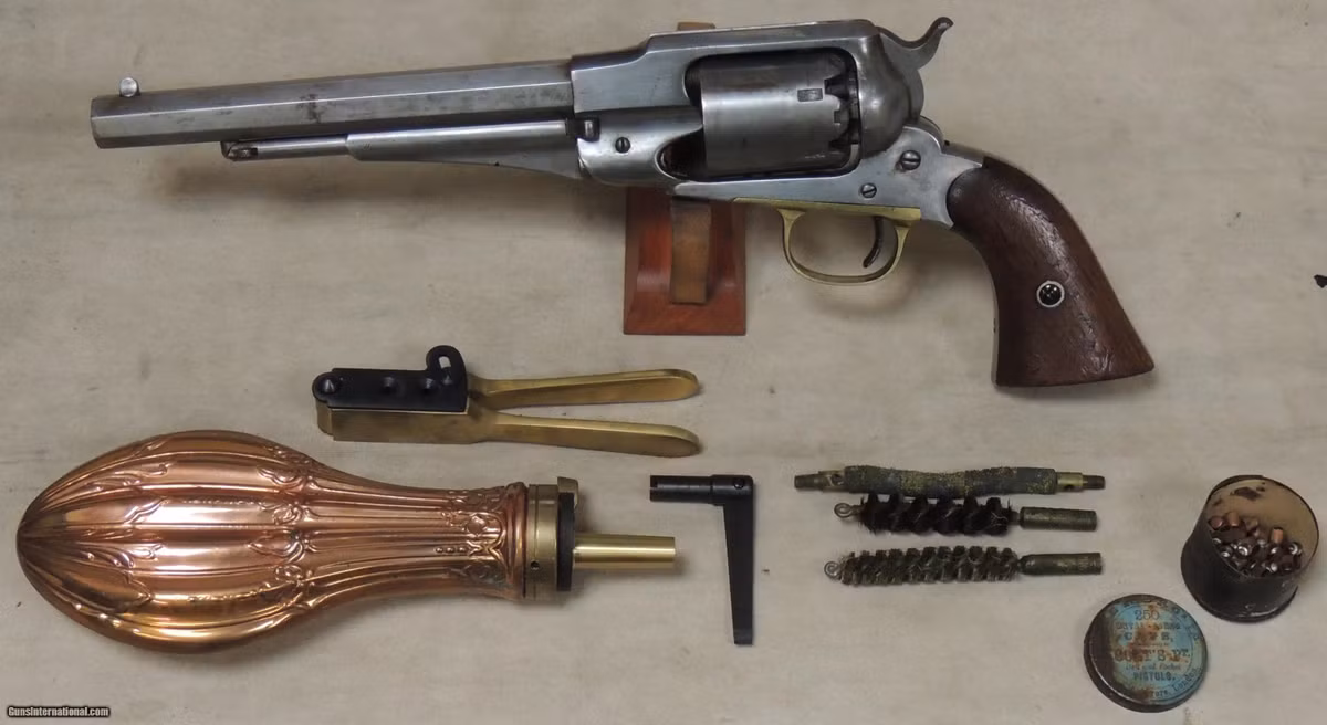 Năm 1864, nhà máy sản xuất súng của Colt bị thiêu rụi giữa cuộc nội chiến, Quân đội Mỹ cần gấp rút có một loại súng mới thay thế cho khả năng sản xuất của Colt và khẩu Remington New Model của Anh đã được lựa chọn. Nguồn ảnh: Wearethemighty.