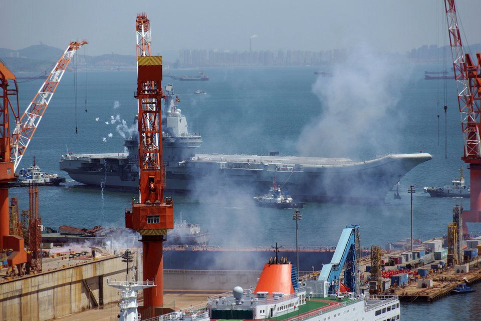 Việc được đóng dựa trên công nghệ của tàu sân bay Liêu Ninh khiến Type 001A chắc chắn sẽ lỗi thời vì dù gì, Liêu Ninh cũng vốn đã được hạ thuỷ từ tận thế kỷ trước và được đóng theo công nghệ đóng tàu của Liên Xô - quốc gia có công nghệ đóng tàu nổi kém nhất trong số các cường quốc quân sự thời Chiến tranh Lạnh. Nguồn ảnh: BI.